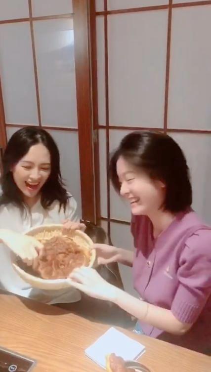 张雪迎吃哈密瓜视频,哈密瓜美食之旅