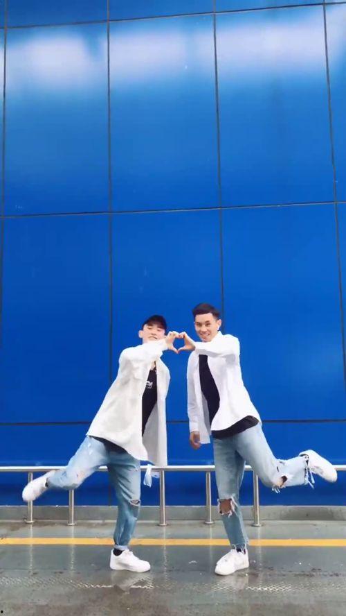 两人比赛吃瓜视频,一场惊心动魄的吃瓜大赛