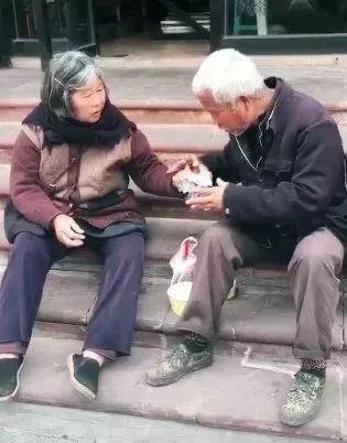 偷拍老人街头吃瓜视频,引发网友热议