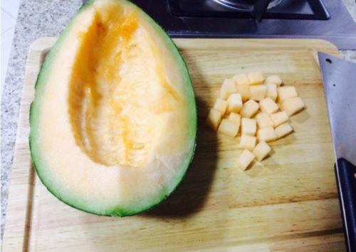 给蜗牛吃哈密瓜好吗视频,哈密瓜大餐，蜗牛的味蕾盛宴